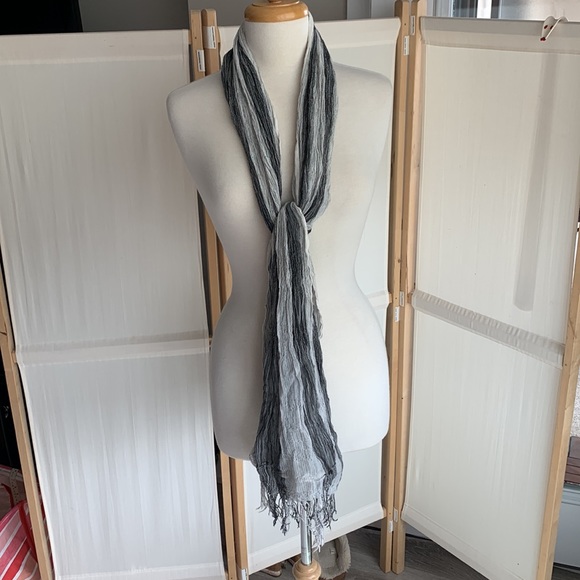 Light grey and white woven polyester scarf - Picture 5 of 10